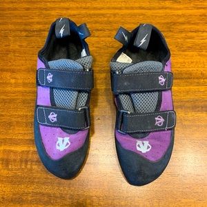 Evolve women’s climbing shoe